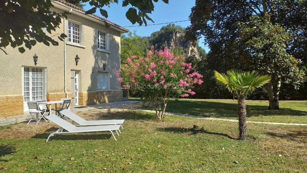 photo de Gîte près de Sarlat avec jardin et salon de massages