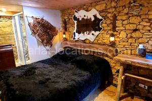 Chambre rupestre indépendante dans gite du XVIII à Carsac-Aillac