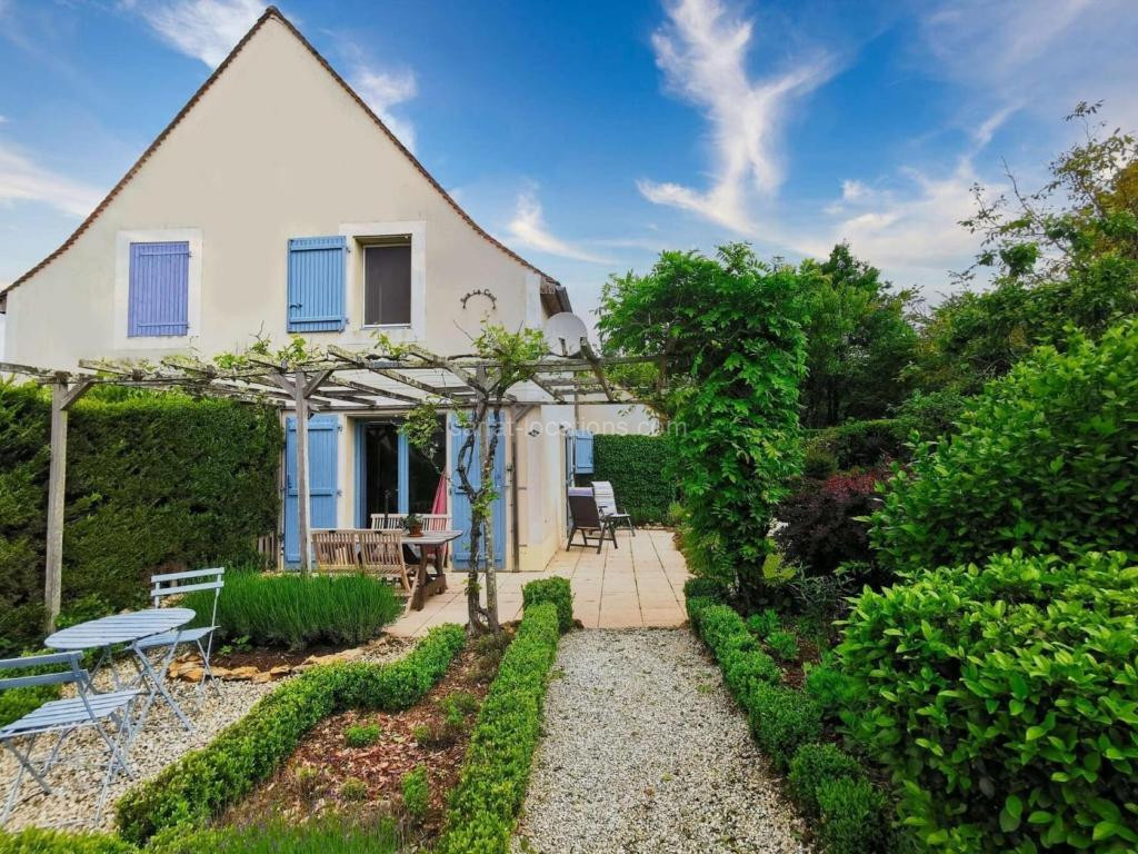 photo de Quiet holiday home with pool in the Dordogne
