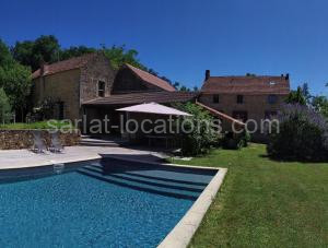 Photo de la Maisons de vacances la maison girafe, maison piscine à Carsac-Aillac