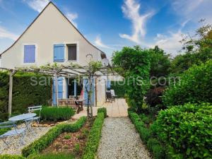 Photo de la Maisons de vacances Quiet holiday home with pool in the Dordogne à Carsac-Aillac