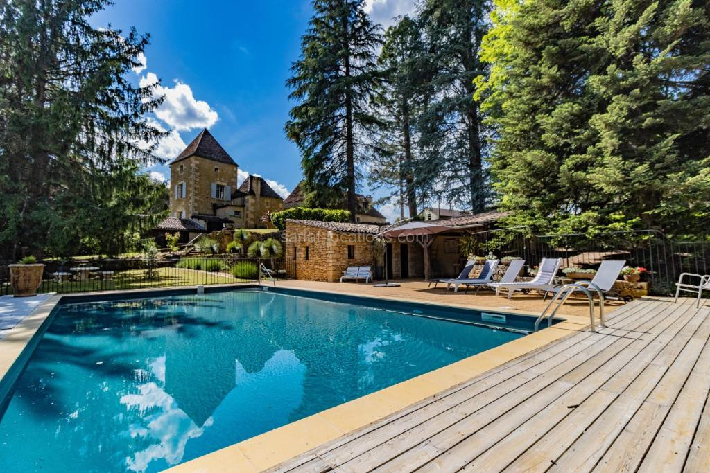 Photo de la Villa avec piscine sur le domaine d'un château